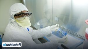Mikrobiologi työskentelee bioturvalaboratoriossa suojavarusteissa.
