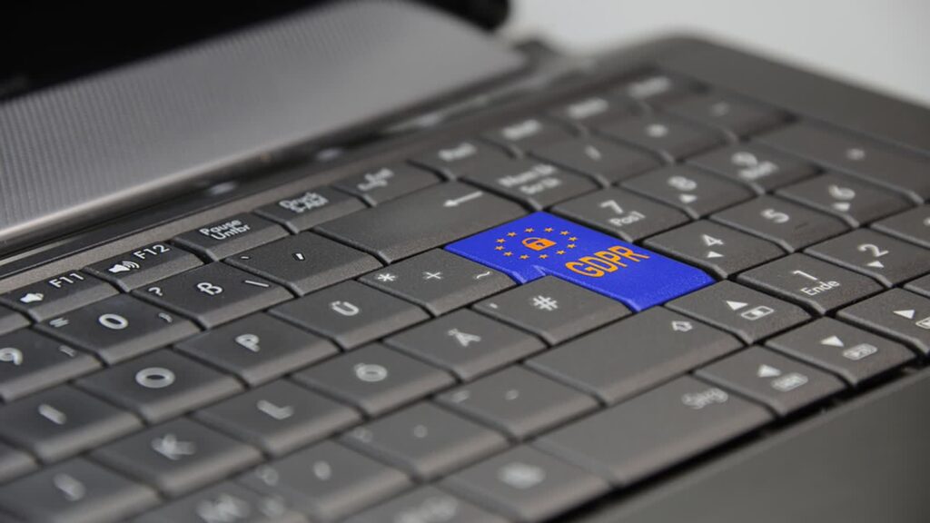 Kannettavan tietokoneen näppäimistö ja GDPR-merkki